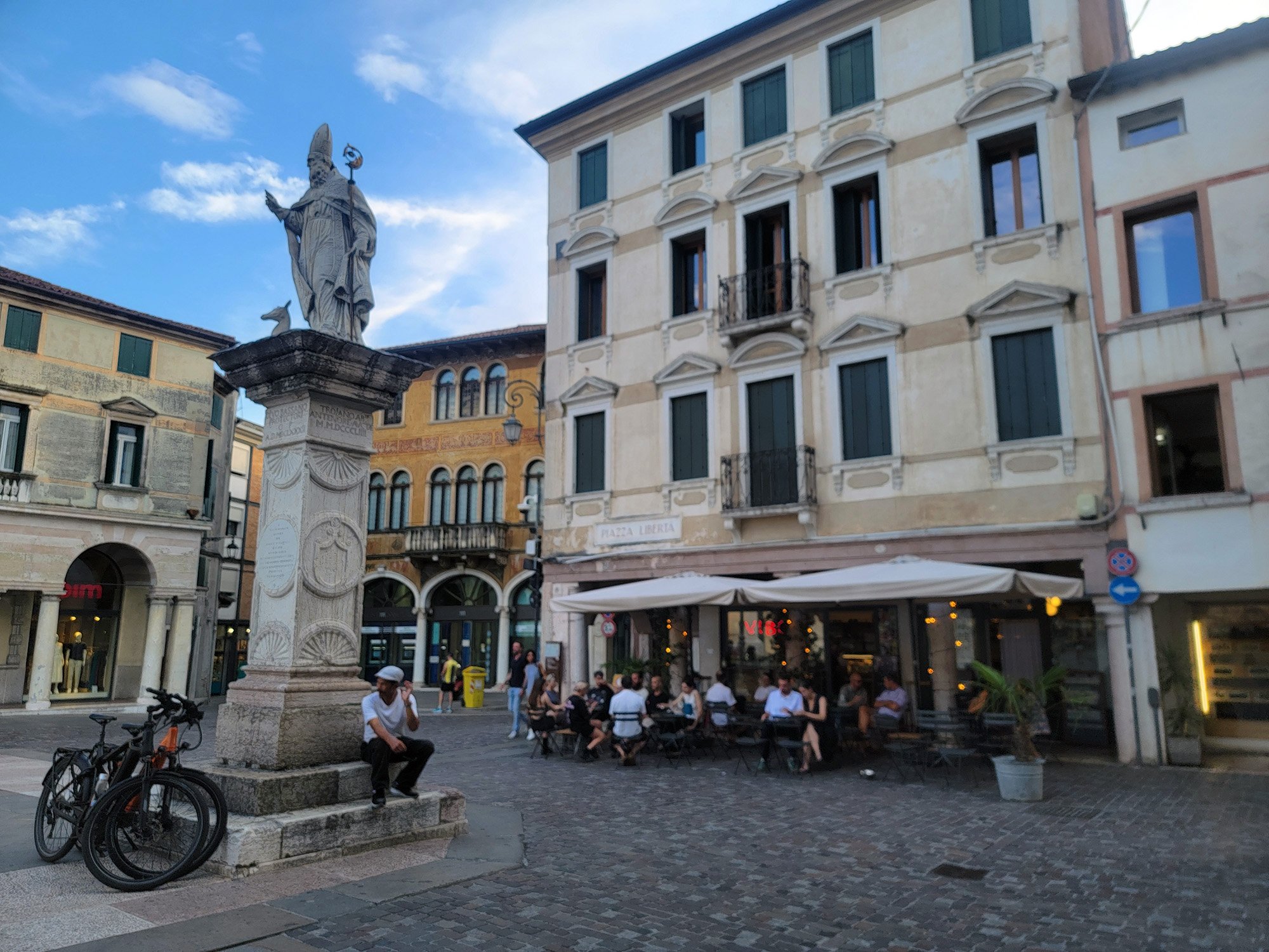 It's very quiet all day in Bassano, people only came out at night and made a racket until 1am. Nobody works in Italy.