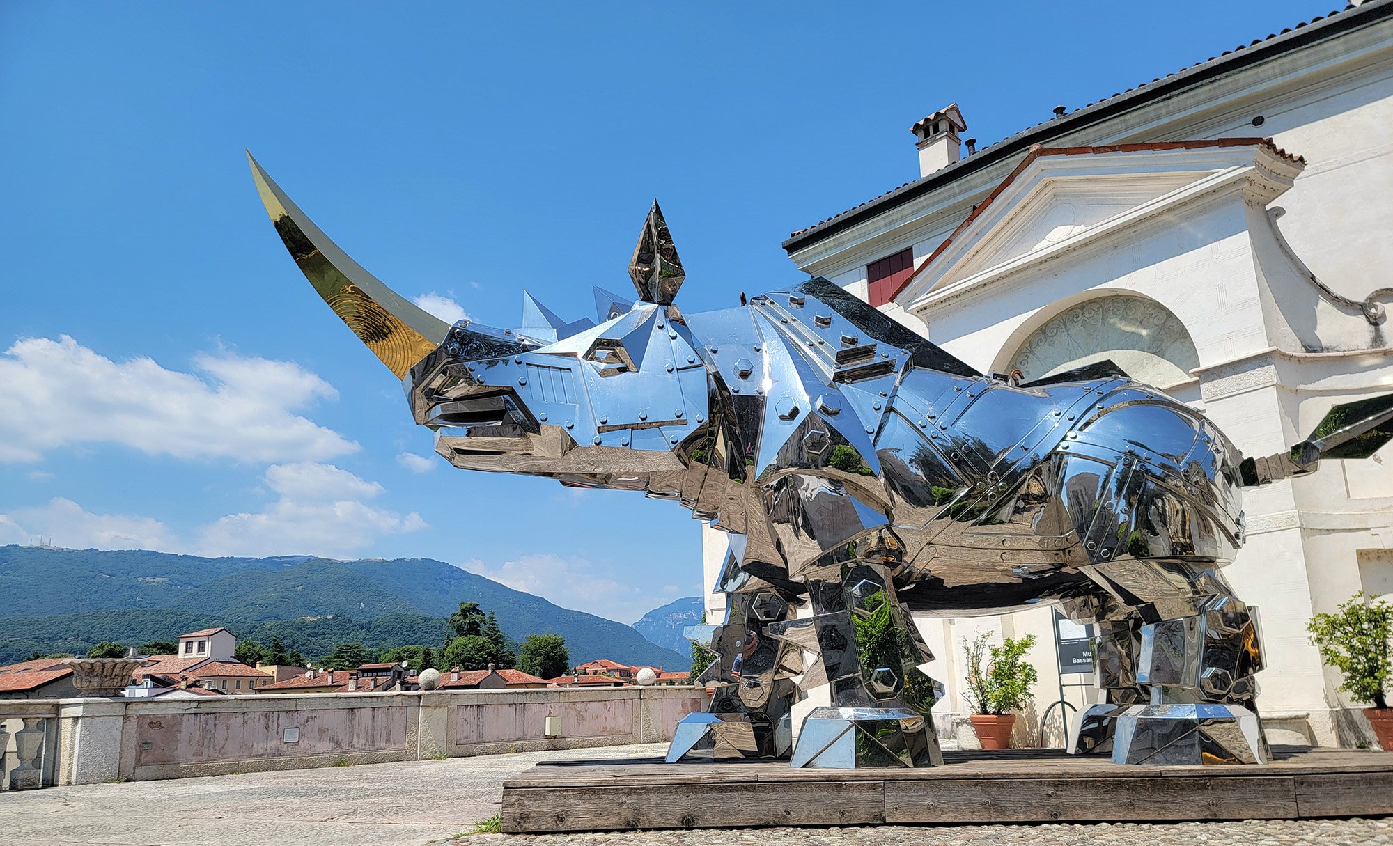 Kong Rhino in all its reflective majesty. A robot rhinoceros, the least Italian thing of all time, completely breaking the immersion of being in DA OLDA COUNTARY.