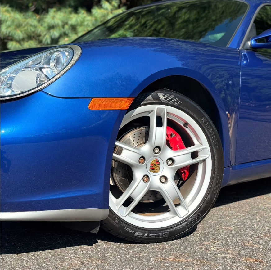 white-gmc-sierra-1500-denali-crew-cab-chrome-wheels-front-three-quarter
