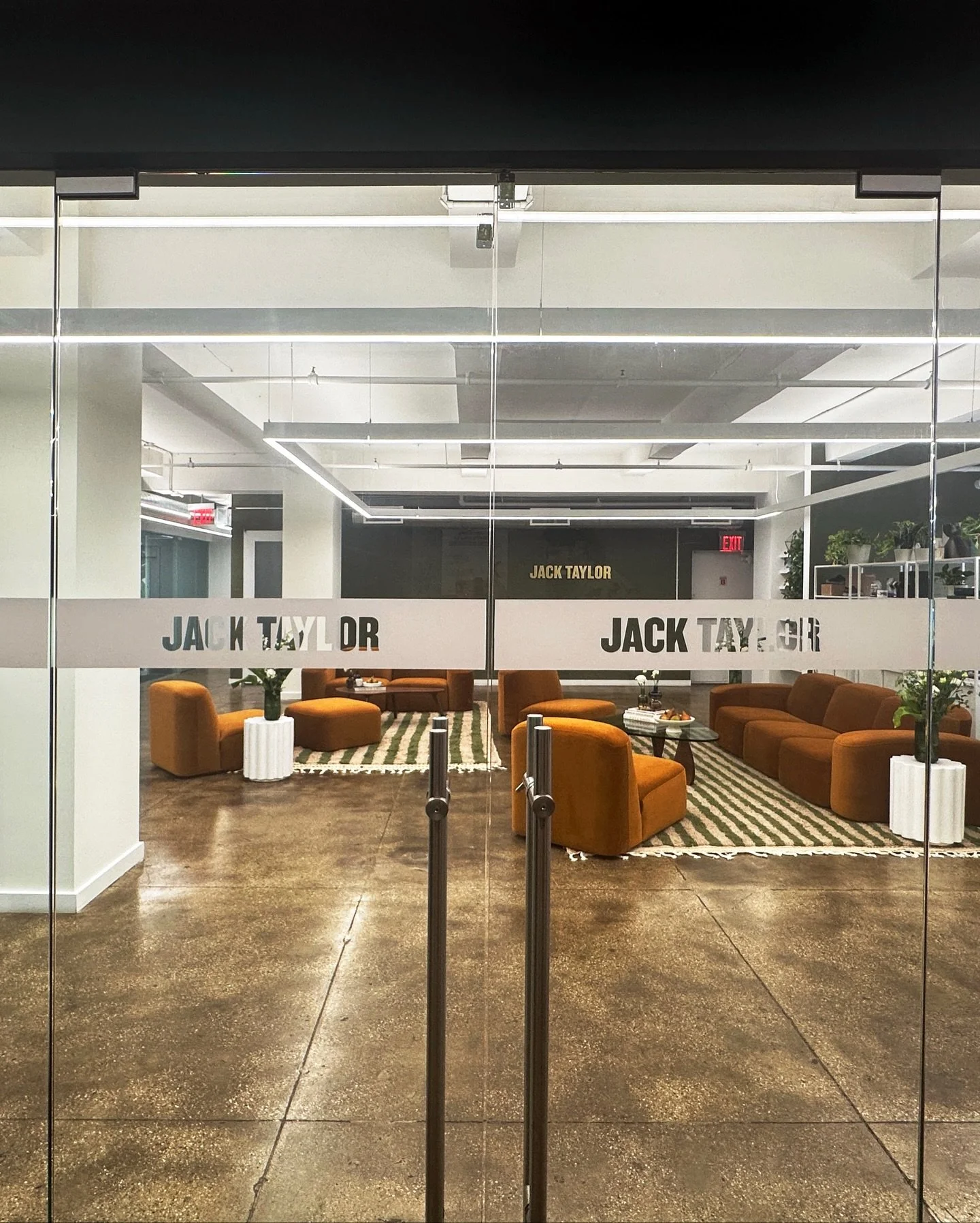 The Jack Taylor office is an immersive study in modern contrasts, effortlessly marrying industrial authenticity with sophisticated, maximalist vitality. The design vision successfully transitions from the lobby's welcoming, corporate-chic ambiance&md