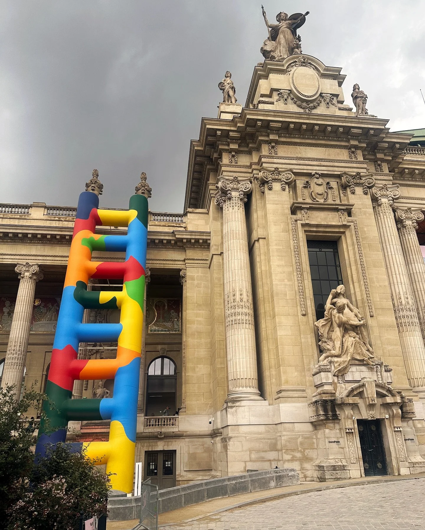 Holiday planning and digging through inspiration from our travels! The @balloon_museum in Paris was a highlight!  From the moment you walk in you&rsquo;re immersed in a world of inflatable art &ndash; giant balloons in every style and composition, de