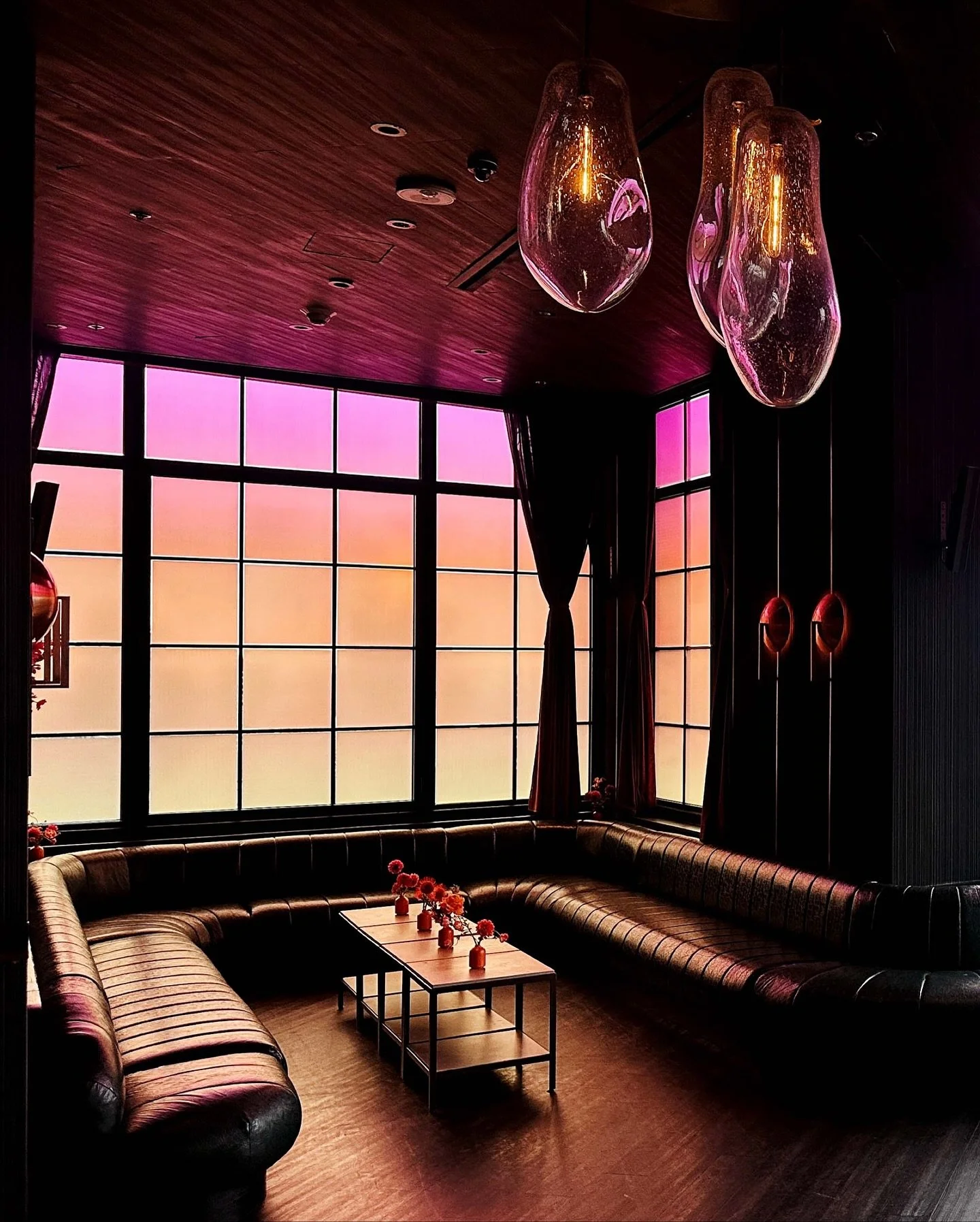 This Sundowner celebration opened in a wash of pinks, oranges, and golden yellow&mdash;an ombr&eacute; sunset brought indoors through floor-to-ceiling windows and oversized florals that unfolded like summer light. It was a room suspended in that flee