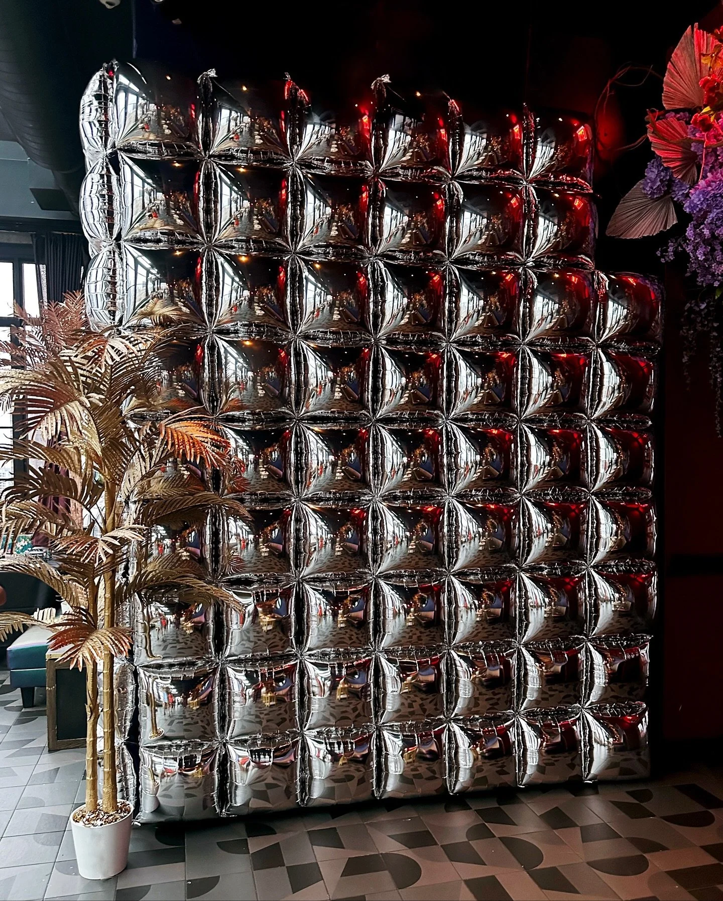 Once the daylight disappeared, the celebration took on a new mood.
The second room shimmered with mixed metals, soft lunar tones, and celestial details inspired by space, the moon, and the stars. It was the cool, glowing counterpart to the sunset pal