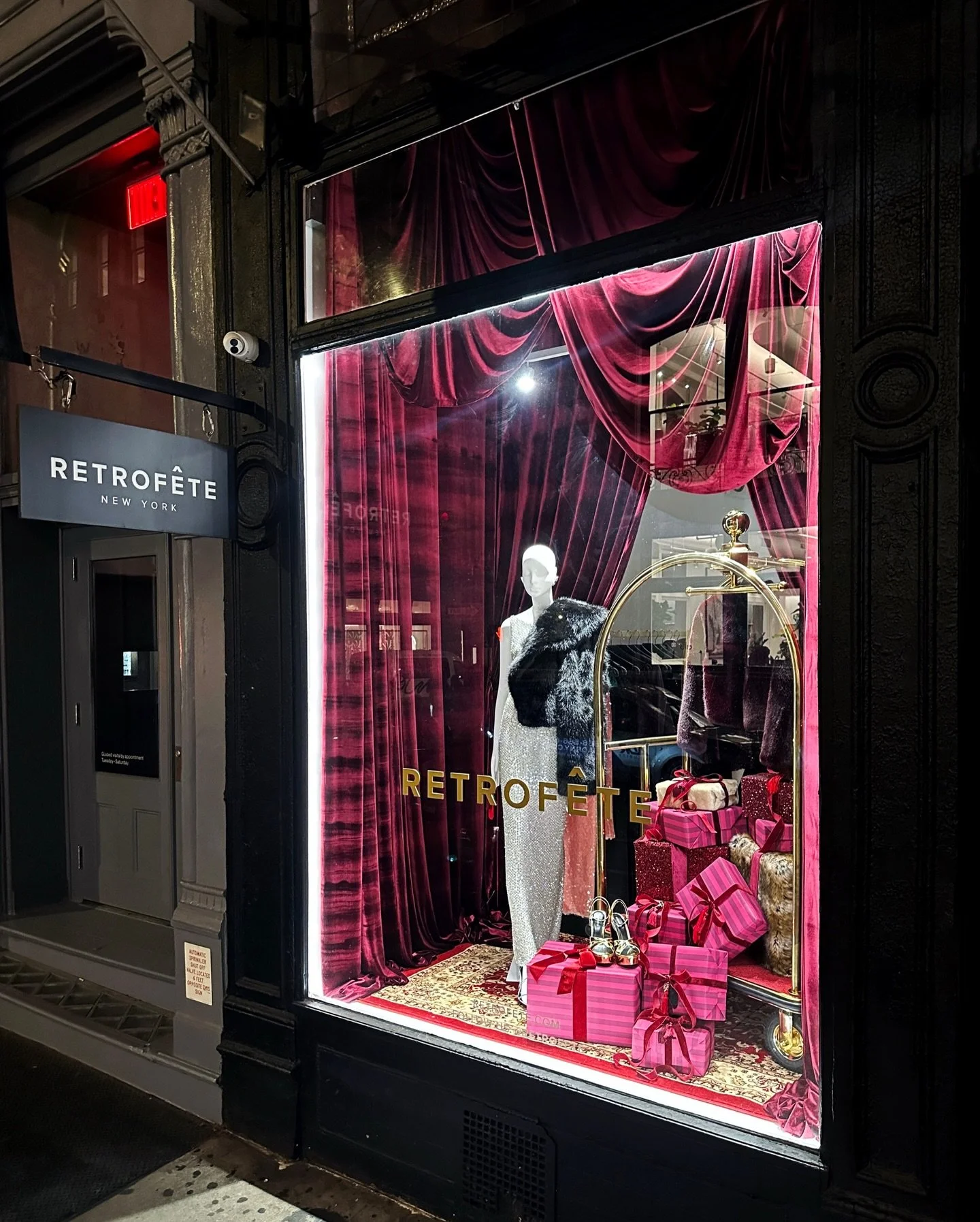 A window built like a vintage suite: rich velvet, a cart stacked with gifts, and room keys for those who know where the party really starts.
#RetrofeteStyle #WelcomeToTheParty #HolidayWindows