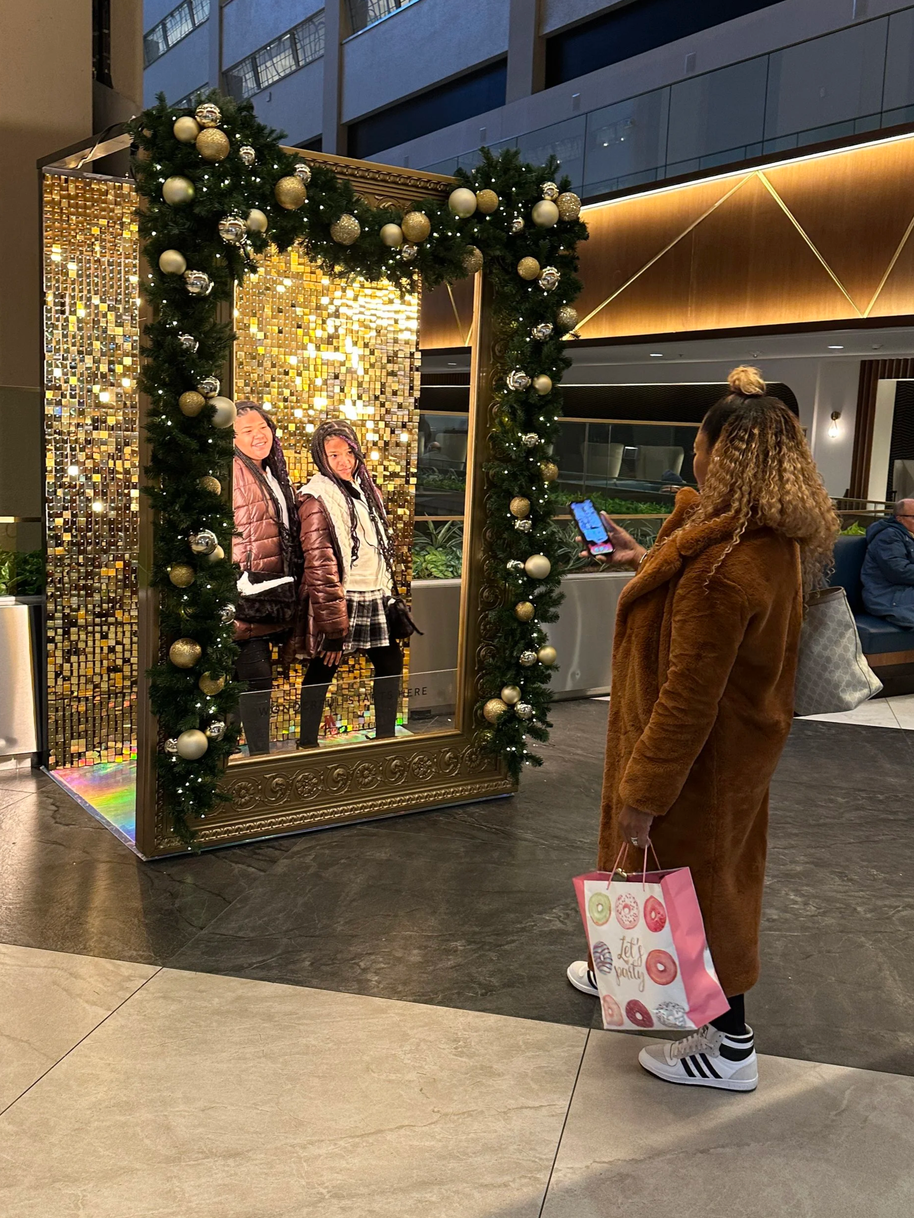 Marriott Marquis Times Square Holiday 2023 Photobooth - Gold Shimmer Panels by Nick Sizemore Color Studios