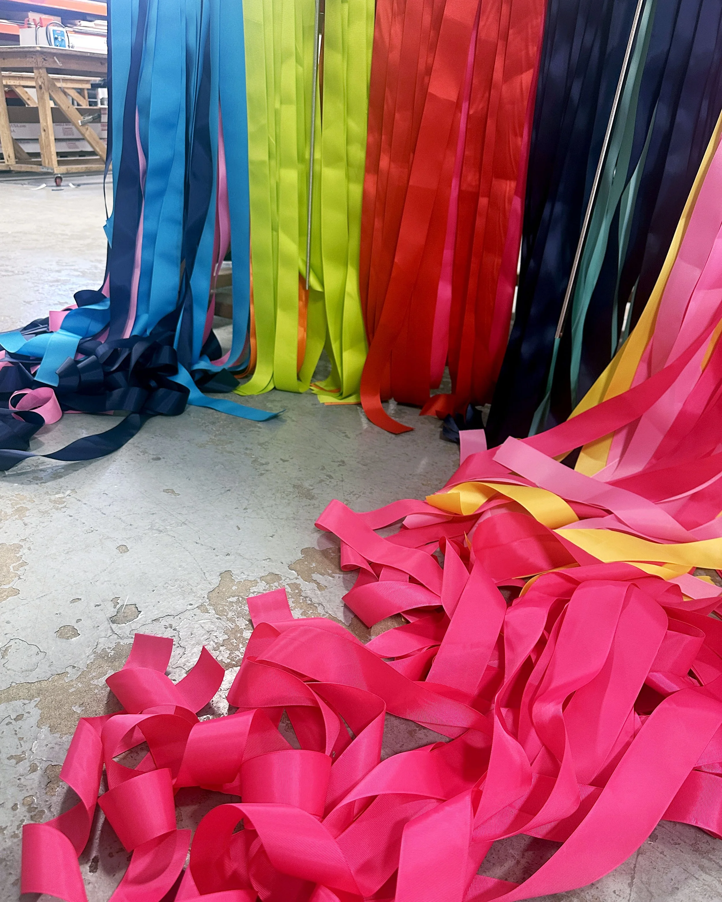 Full ribbon for circle garland display