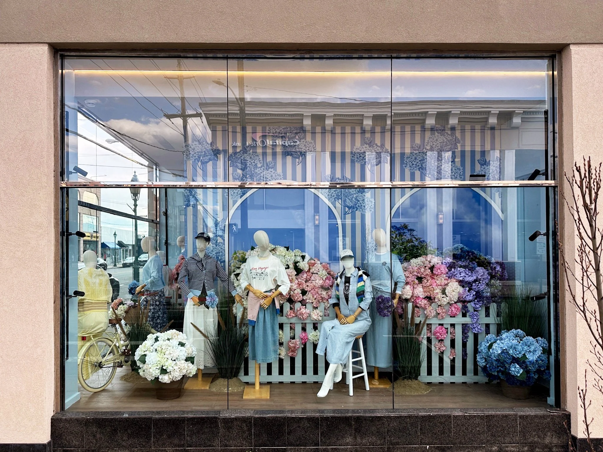 WINDOW DESIGNER NICK SIZEMORE GALLERY COLLECTION PREPPY STRIPES WINDOW CONCEPT
