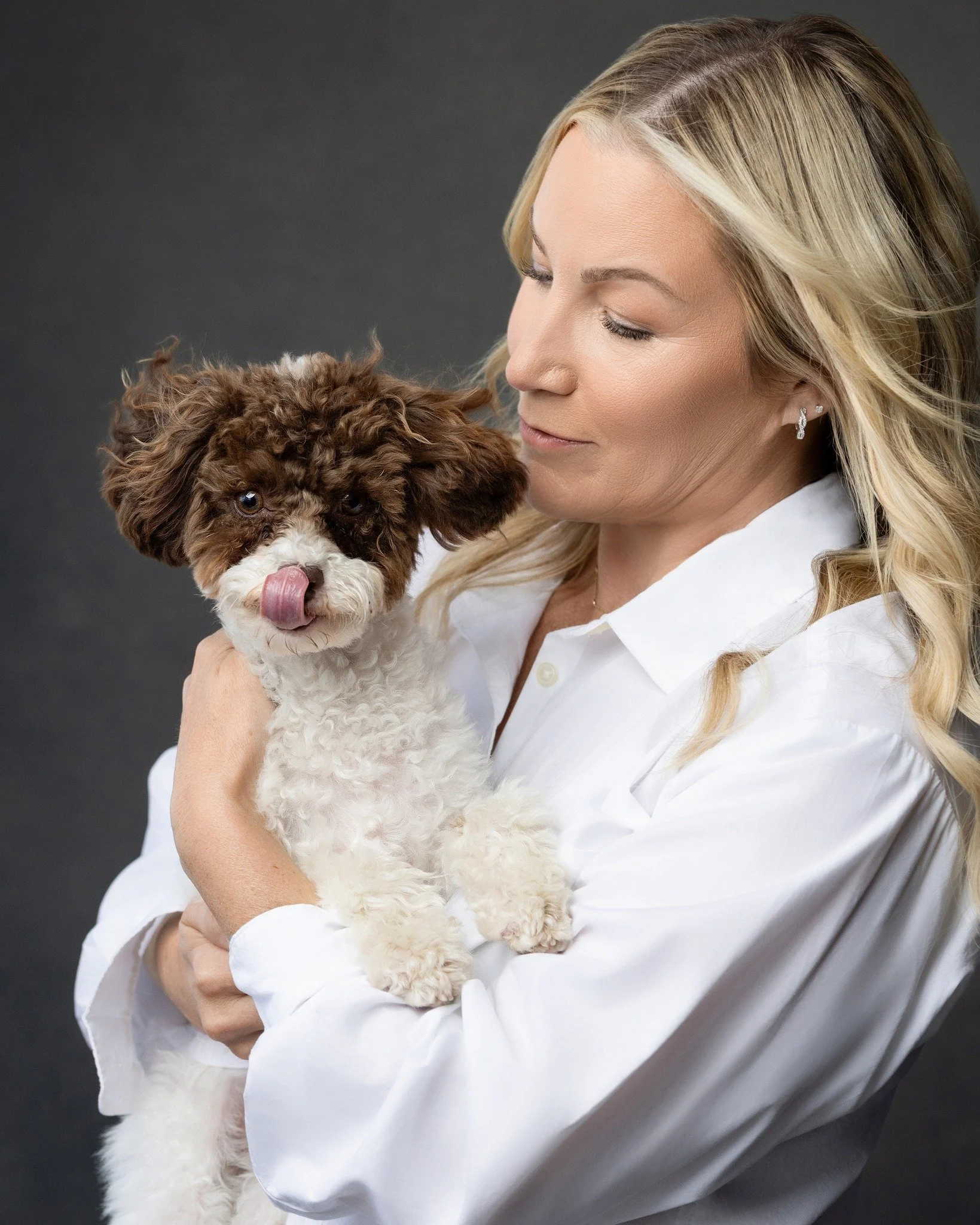 Ok - raise your hand if this adorable pup Chevy just made you smile mid-scroll. Ready? I'll go first! ✋✋😂

Chevy and his adorable person, Anni, came into the studio for portraits and totally stole my heart!

Anni is the owner of @signaturepilateswel