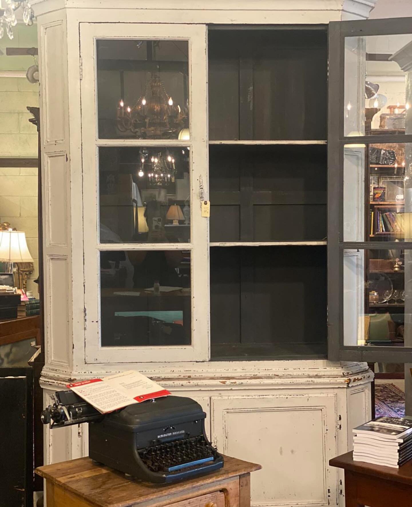 Whether you are a collector, looking for a unique item of home decor or you just enjoy browsing vintage pieces, @columbiaantiquemarketplace never disappoints. Inventory is always changing. Come back and explore again soon. 

📸: @columbiaantiquemarke