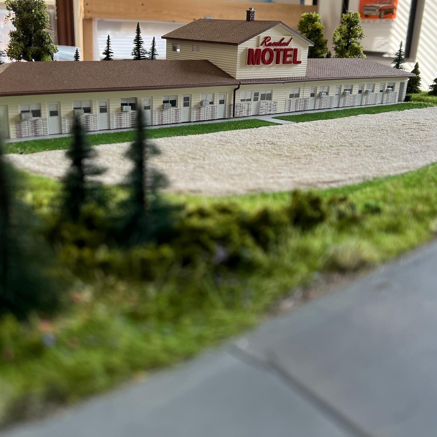 For the miniature Schitt&rsquo;s Creek diorama, I decided to experiment with all forms of static grass. I find it very messy to add to existing scenery, it gets everywhere. That said, on a self contained scene with removable buildings it was easy to 