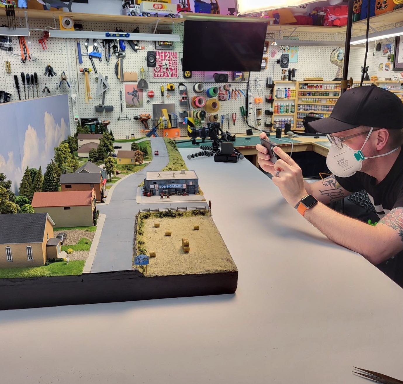 Here&rsquo;s the finished Schitt&rsquo;s Creek diorama, we added all of the finishing touches on the weekend and then had a photoshoot. All buildings are designed and built by @487models, building painting by @aliyahcreates and scenery, details and i