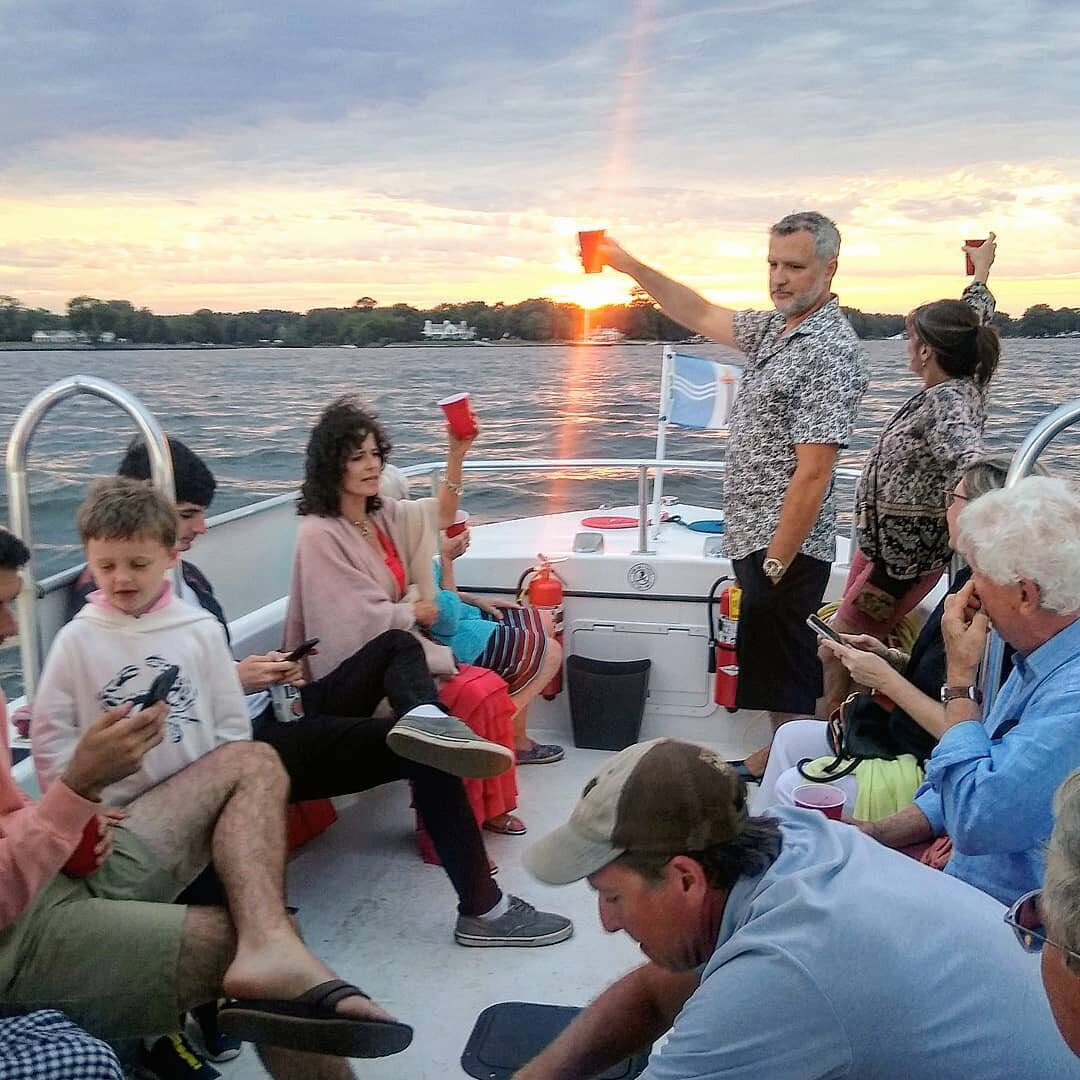 C H E E R S 🍻 to the weekend!
Sunset Cruises allllllll weekend at 8pm. 
BYOB baby! 👍

#partybarge #partycruise #partyhard #whiteclawnation #boozecruise #boozecruize #sunsets #sunsetsky #sunsetcruise #sunsetboatparty #sunset_pics #sunsetphotography 