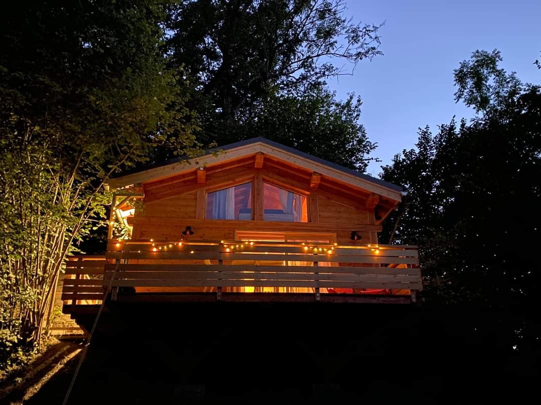 cabane perchée illuminée.jpg