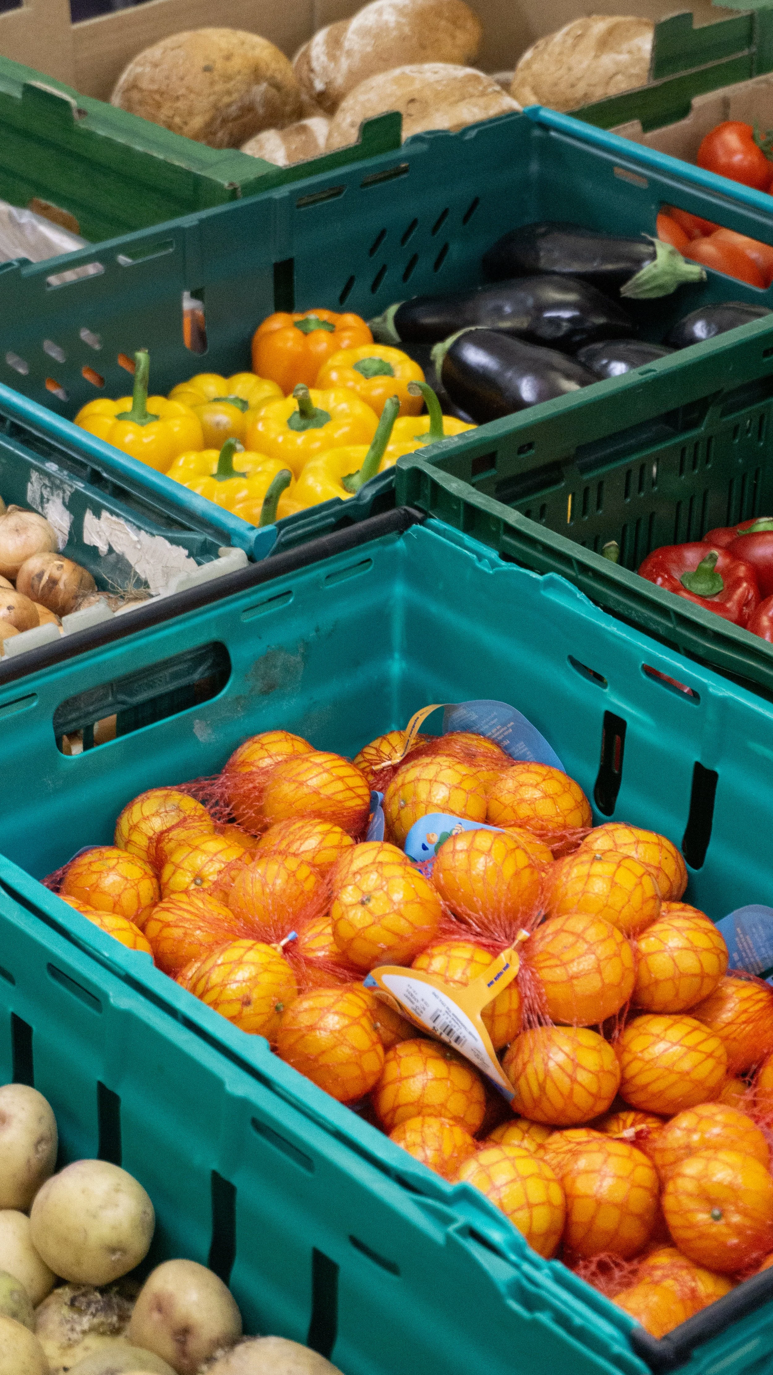 Open kitchen Food, creates of food, oranges, potatoes, peppers, tomatoes and bread