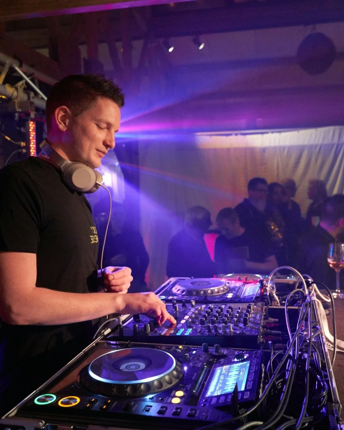 DJ