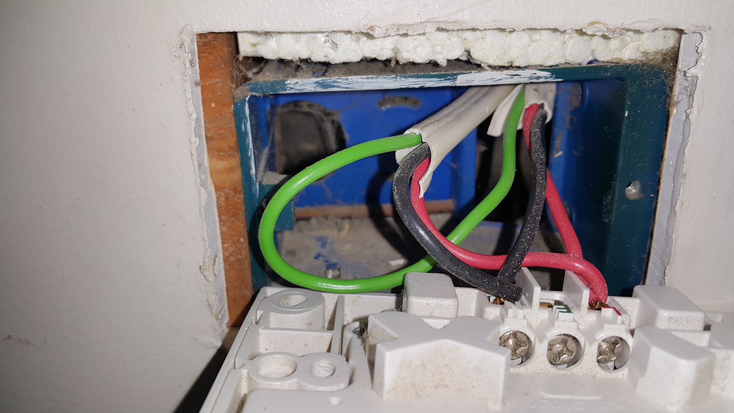 Socket outlet with the earth conductor not connected.