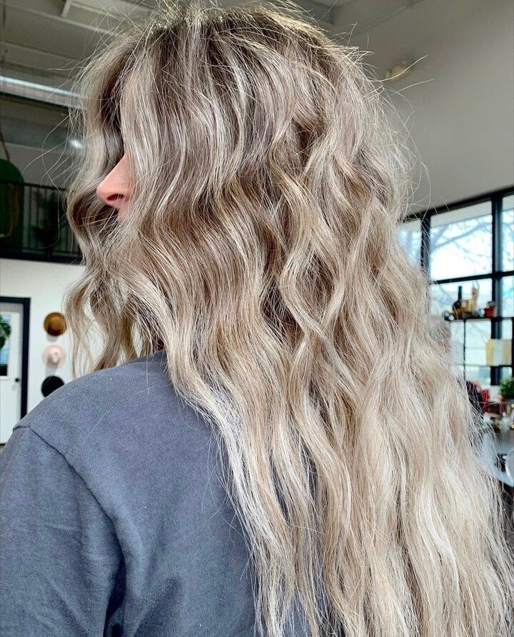 Vanilla brondie 🍦 
The dimension in this color is drool worth 🤤 
Beautiful color done by @graciebelle_beauty
.
.
.
.
 #ogdensalon #lathersalonutah #lookgoodfeelgooddogood #oribeobsessed #blondehairgoals