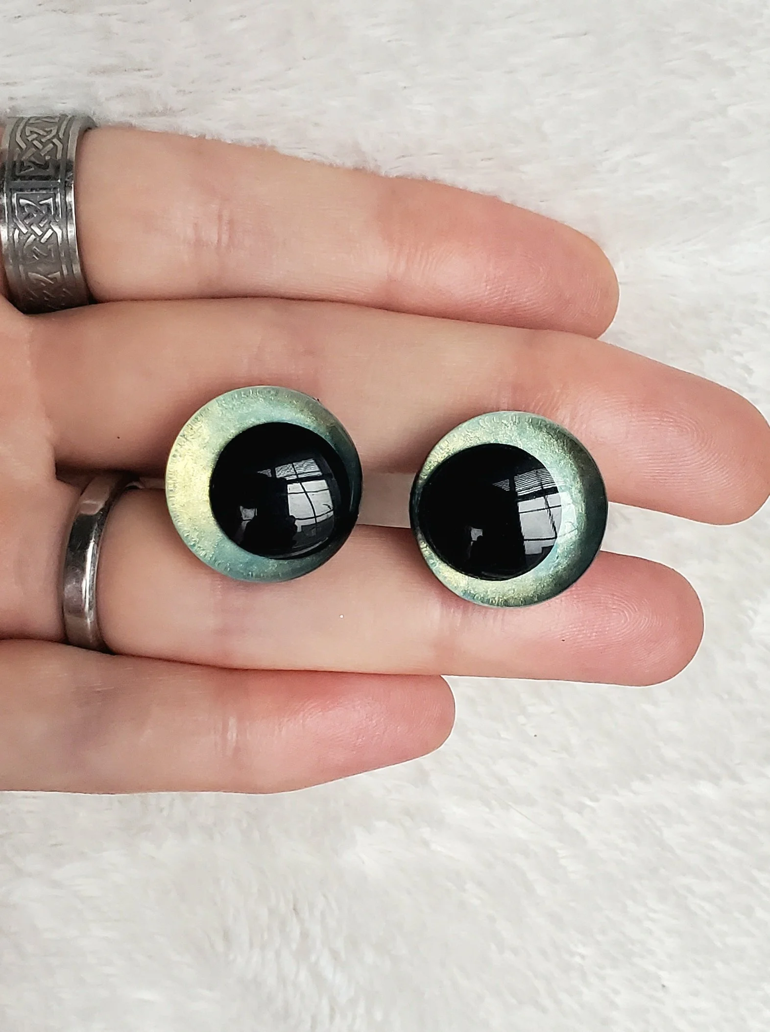 light green colorshift eyes