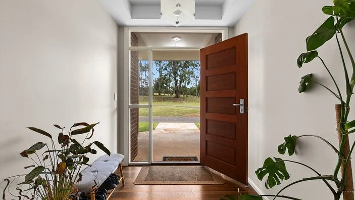 Check out this one by @jess.jones.re! Perfect for that family peace and quiet but built also to entertain. This place seems to have it all. #realestate #highfieldsqld #realestatephoto #propertyinvestment #darlingdownsregion