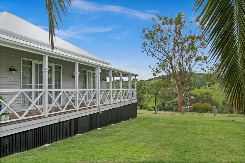 Views to die for and technical ability meets Queenslander style. @kronkconstructions killing it with this large renovation / extension. With fantastic views from nearly every angle not a detail was left out when it came to taking advantage of what&rs