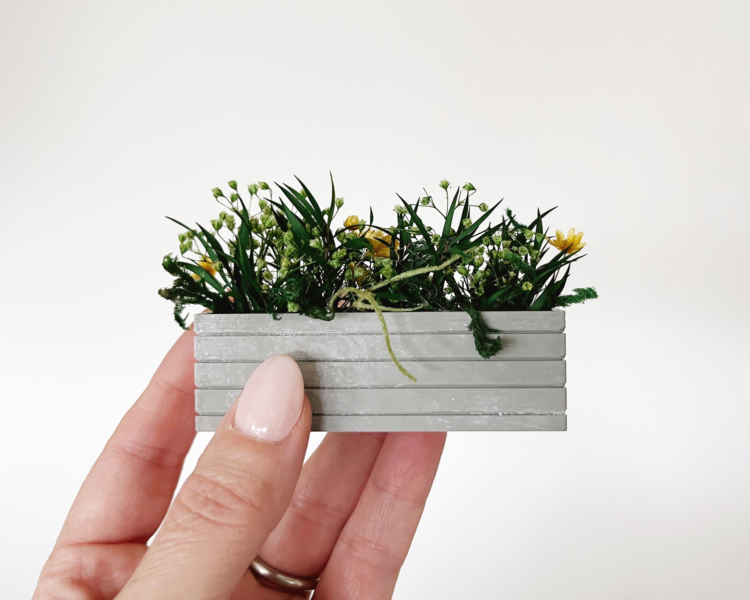 Set of 2 long dollhouse planters. Ideal for Dollhouse patio decor, entryway or greenhouse scene. Made of 100% natural flowers and greenery.