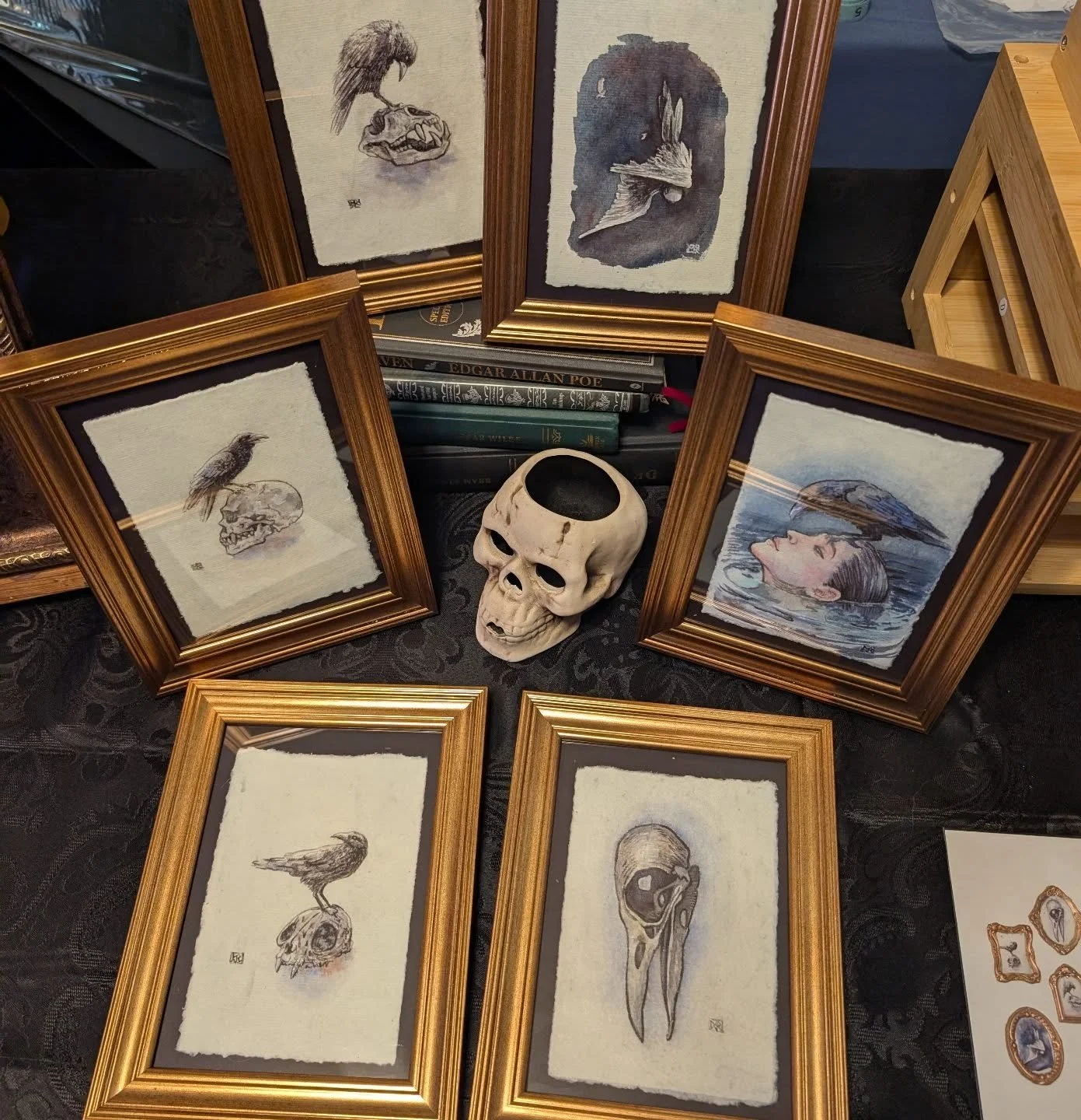 Hi all! I know I've been a teeny bit quiet recently... And that's cause I'm doing my first ever craft fair tomorrow at Hauntizaar!!!
Come celebrate Halloween with me, I've created a special limited edition new art series inspired by Edgar Allen Poe ?