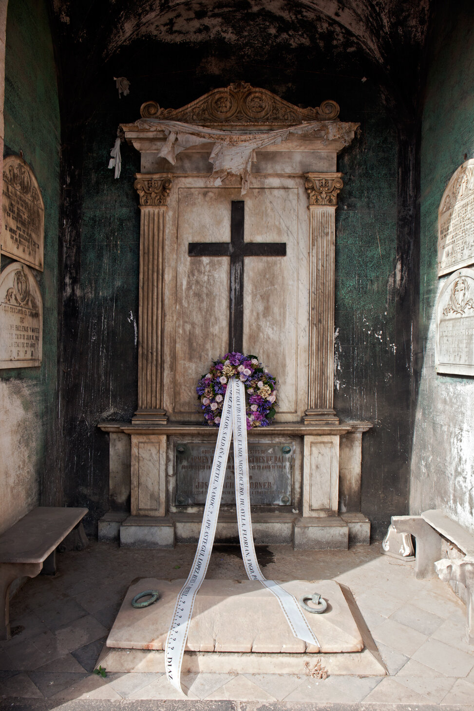 Belong_FuneralWreath_BarbaraAlegre_2016_MG_6078.jpg