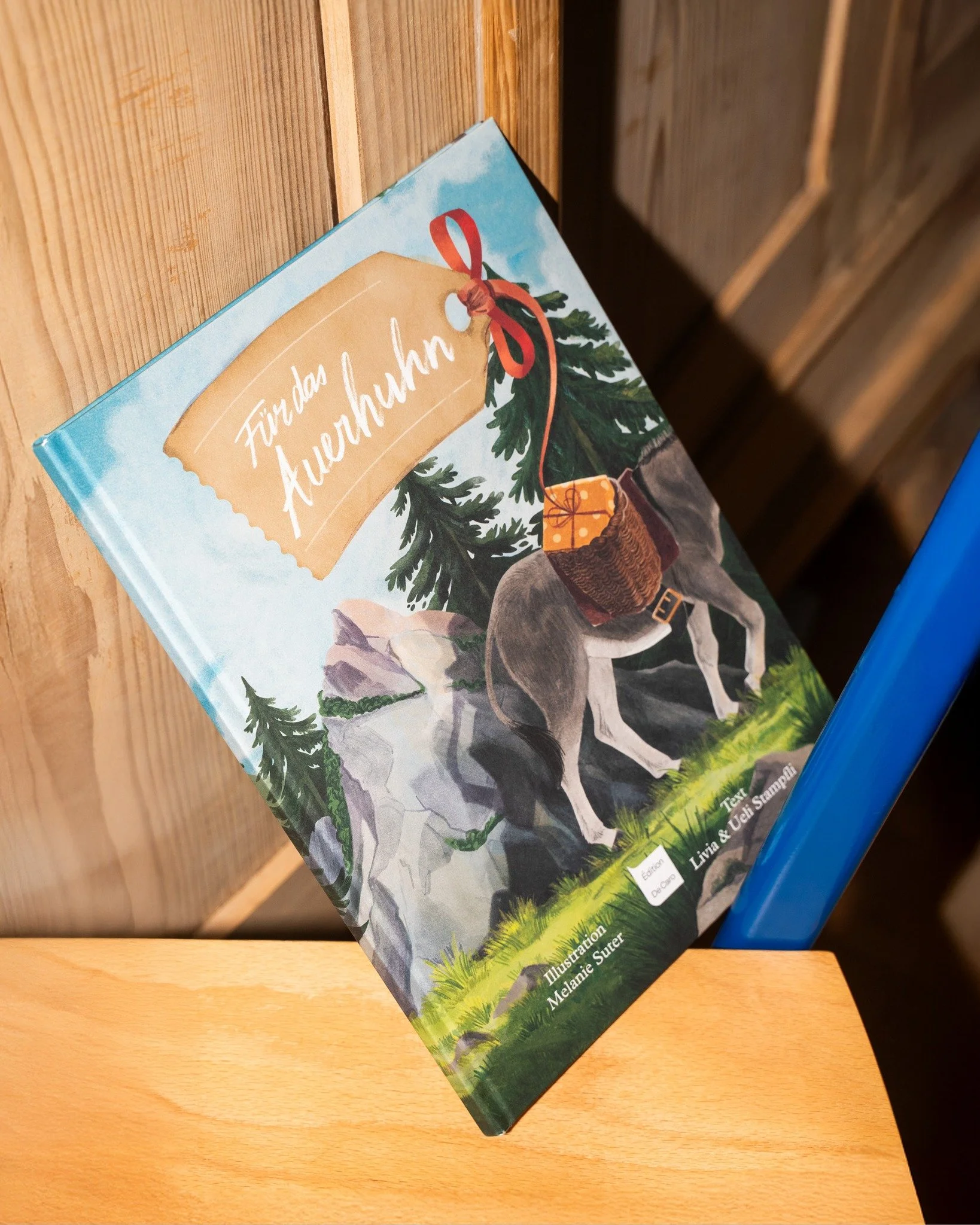 Mitte August erscheint das Kinderbuch &laquo;F&uuml;r das Auerhuhn&raquo;!

Die Geschichte stammt aus der Feder der Theaterautorin Livia Stampfli-Huber aus Einsiedeln, ihrem Mann dem Troubadour Ueli Stampfli alias Troubadueli aus Zug und der Illustra