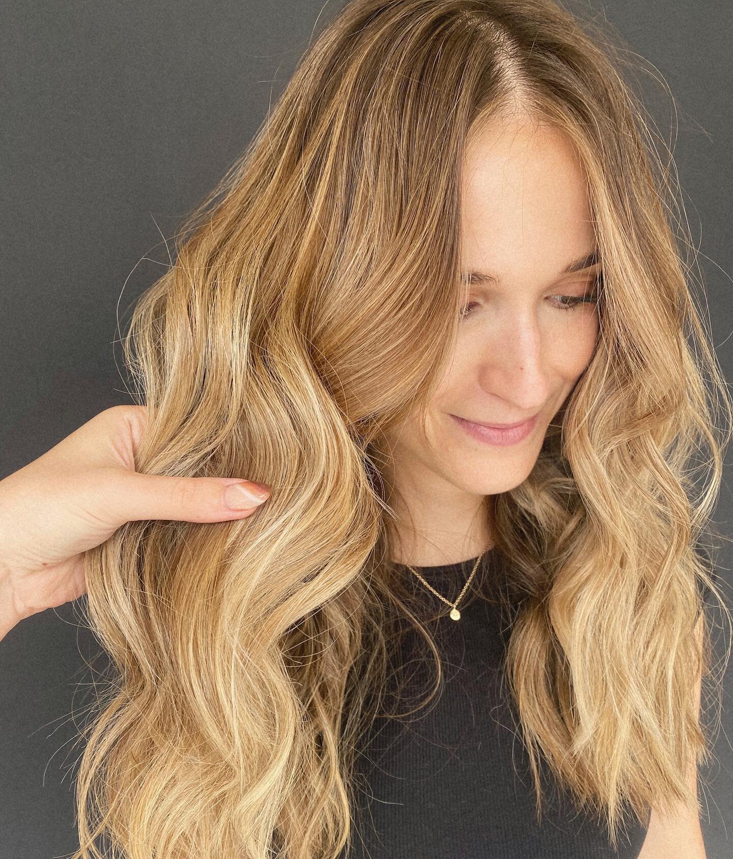 How to have a successful consultation as a client 🤎
&bull;
Narrow your inspiration photos down to one or two pictures. Look for inspiration that resembles your current hair length, preferably has a base color close to your natural + similar skin ton