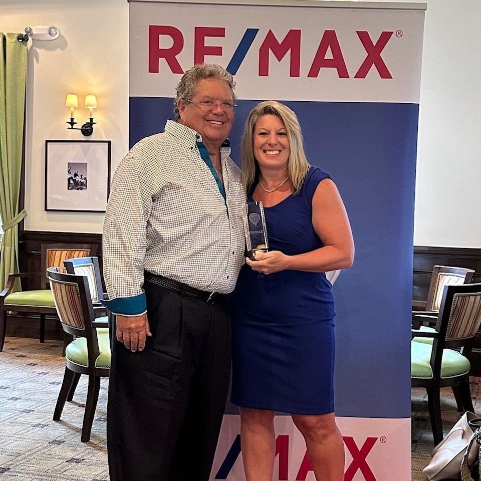 🥇Congratulations go to Patrick Wilkins! Awarded the Diamond Club Award and #6 place RE/MAX Agent in Florida 2023 at the Annual RE/MAX Awards Banquet @HammockBayGolfandCountryClub with Broker, @BeckyDewey. Office Admin Mindy Star, was awarded the Vic