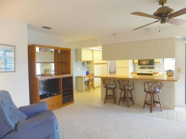 kitchen breakfast bar.jpg