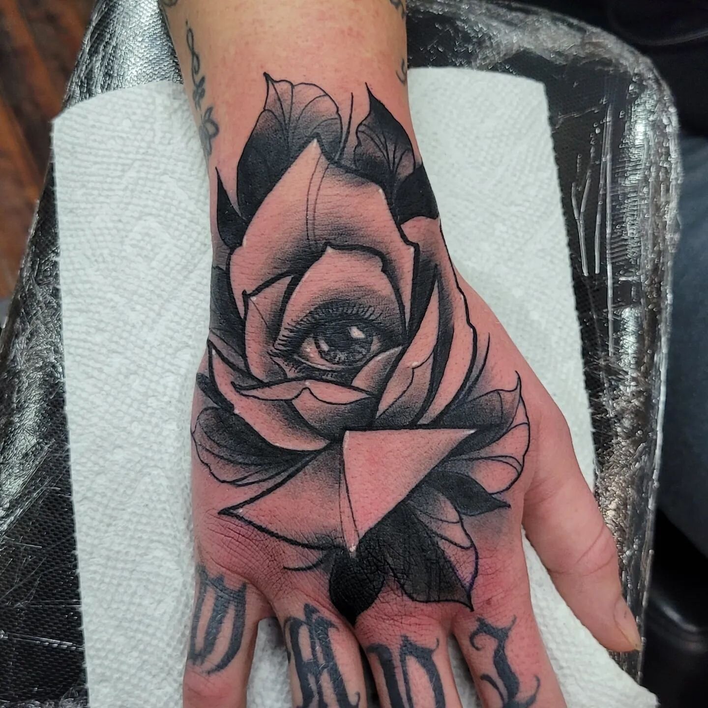 Tattooed one of my custom flash designs yesterday and really happy with how it came out! One of my favorites of the year!! 
Thanks again @myranda_offroad for letting me add this one to your collection 🤘🏼

@oldlarimerstreettattoo 
@hustlebutterdelux