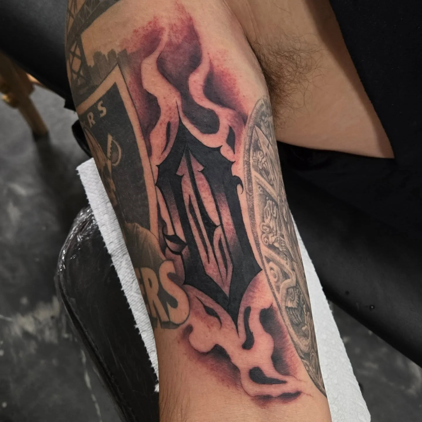 Did this "O" and some smoke for a filler piece on this bicep. I love doing freehand feeler pieces like this one. I have an opening for this friday at 3 and booking December and January. Dm me here or email me at Aaron@diaztattoos.com