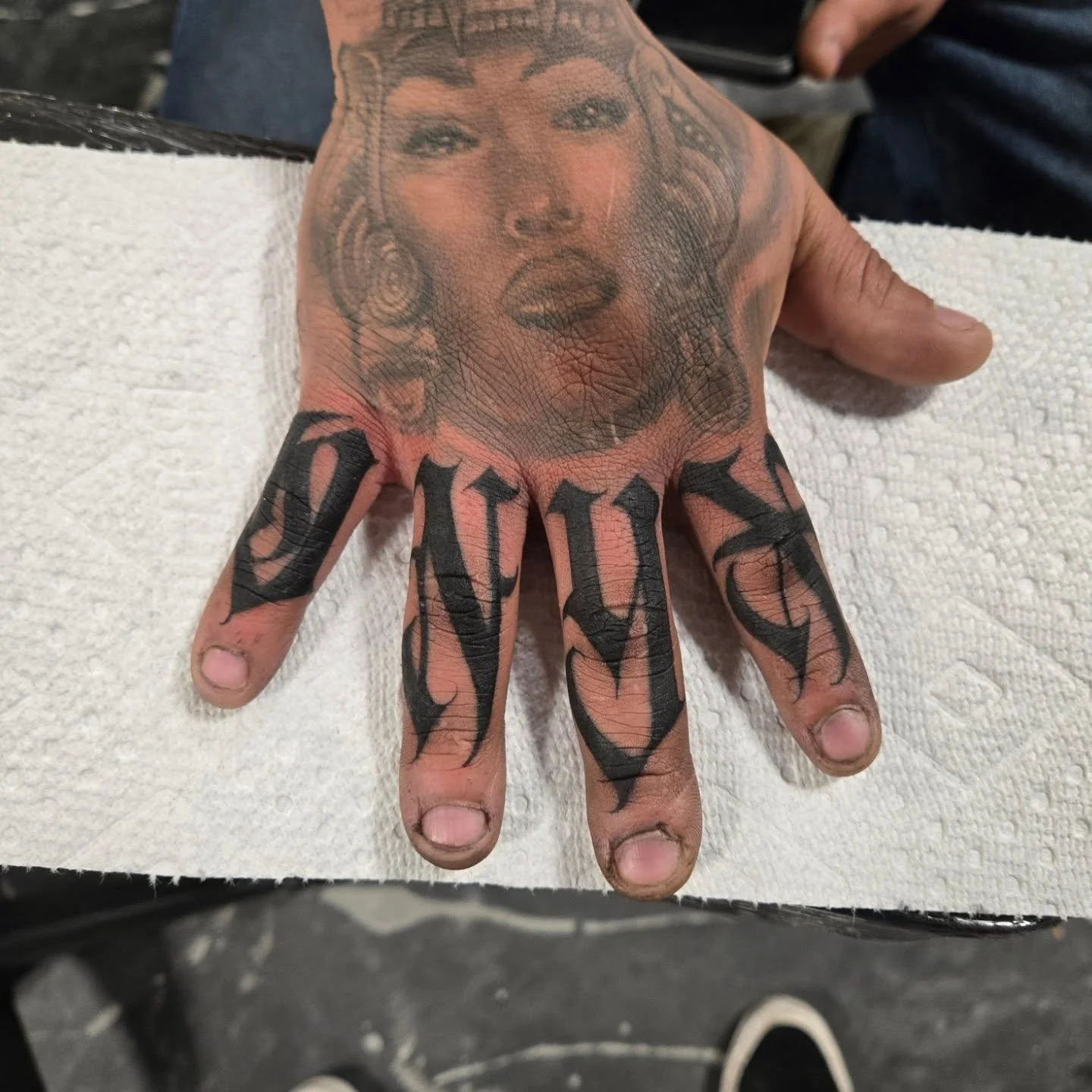 "Onyx" across the fingers 🤘 Thanks again @onyx_biglos for letting me do these for you! 

I have some more availability during December, dm me to book an appointment or email me at Aaron@diaztattoos.com