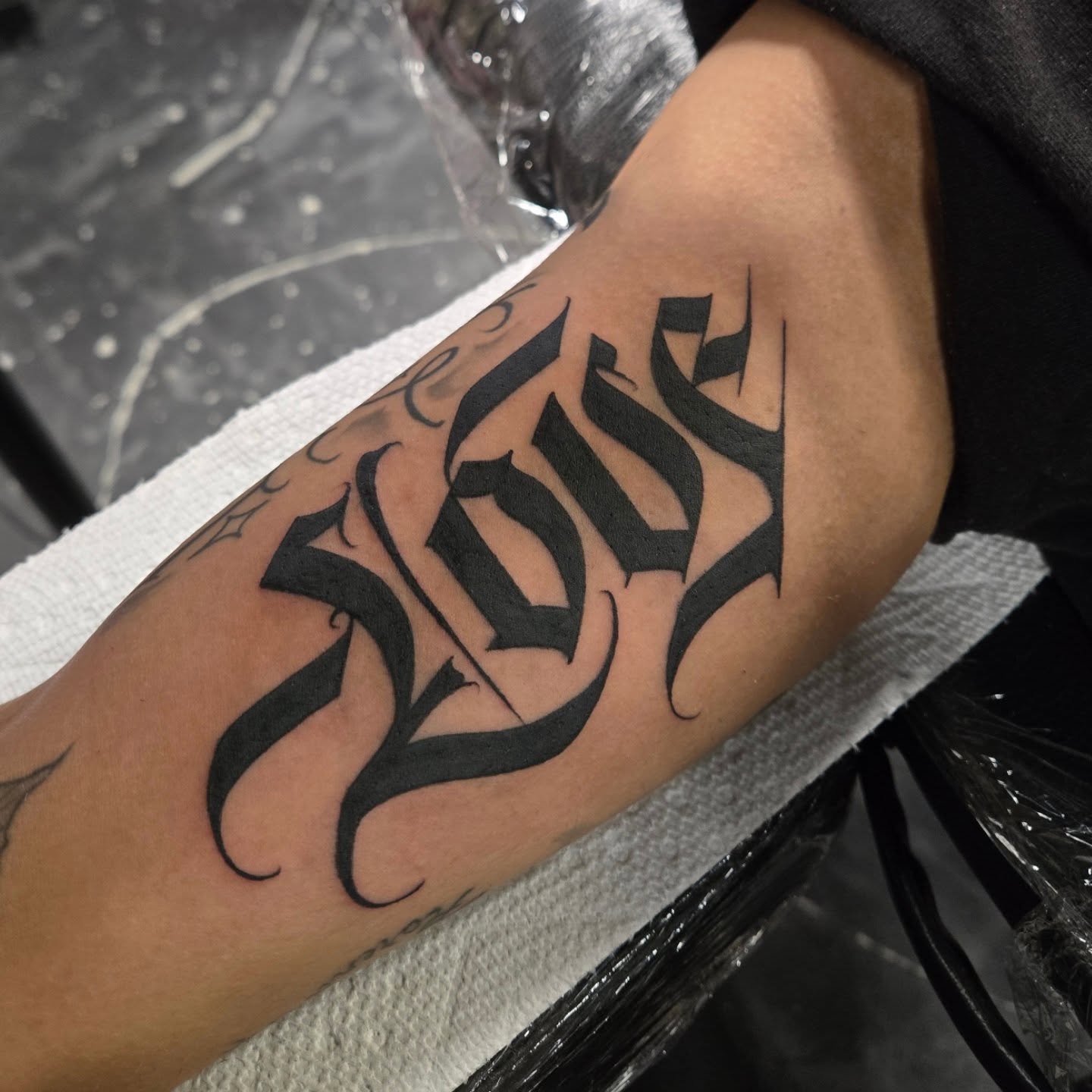 Heres 2 of my favorites I did for friday the 13th. "Love" one in solid black and the other half shaded in. Thanks everyone who came out for the flash event 🙌 

I have a some time this Wednesday or friday at 11am and some more availability 