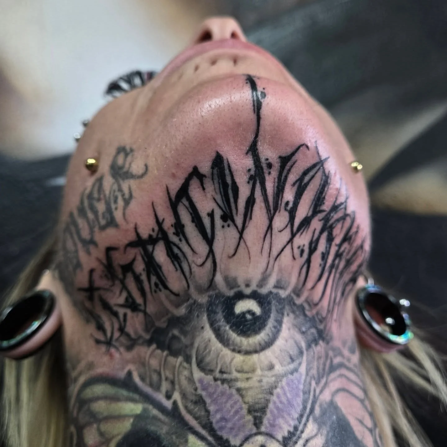 "Lightworker" freehand letters under the chin. Thanks again @changingdaily369 for letting me do this one for you 🙏🏼.
I have more availability for april and I have time in May for NYC still! Dm me here or email me for info at Aaron@diaztat