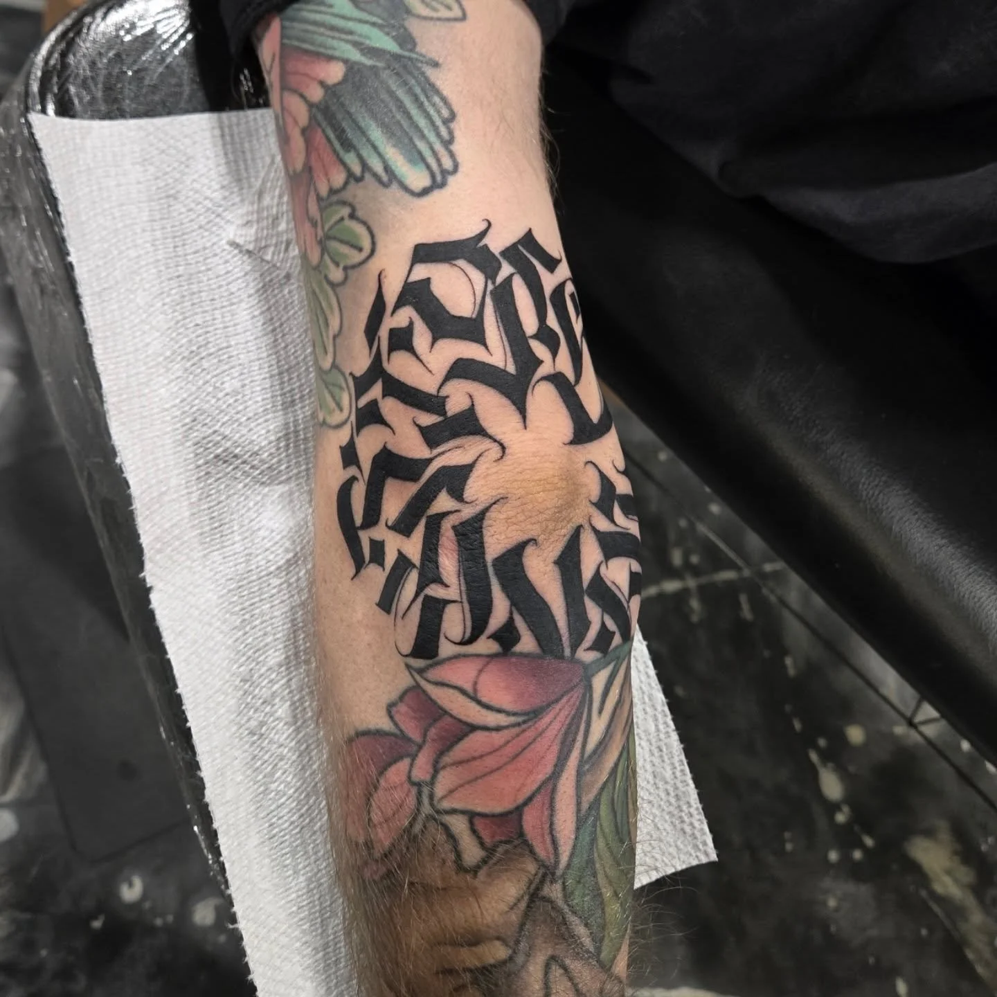 Did some fun calligraphy elbow pieces for Henry, heres one side. I love the way these ones fit around the other pieces, fills the space good. I have some availability for this month still and also booking May, dm me or email me at Aaron@diaztattoos.c