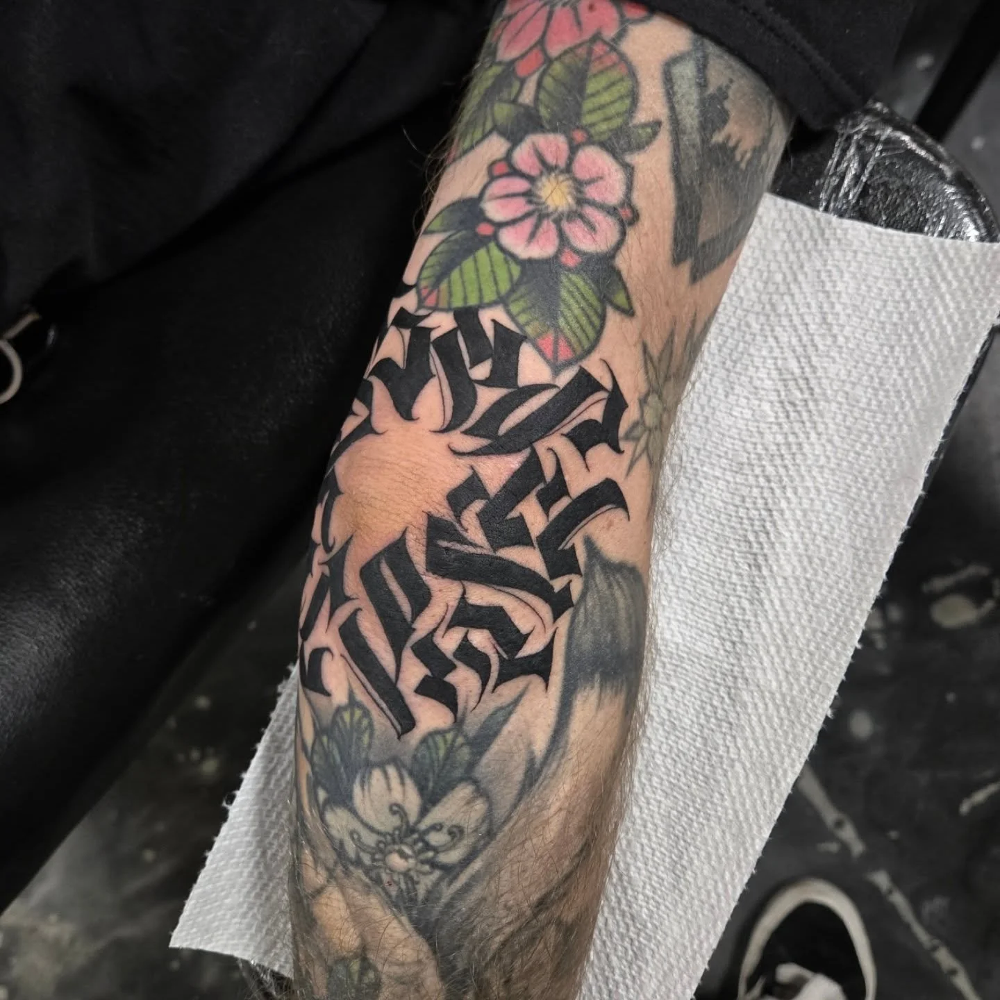 Forgot to post this one a while back, another elbow calligraphy piece. I always love doing these ones 🤘🏼, im always booking appointments, lettering black and grey or color! Dm me here or email me at Aaron@diaztattoos.com to book your next appointme