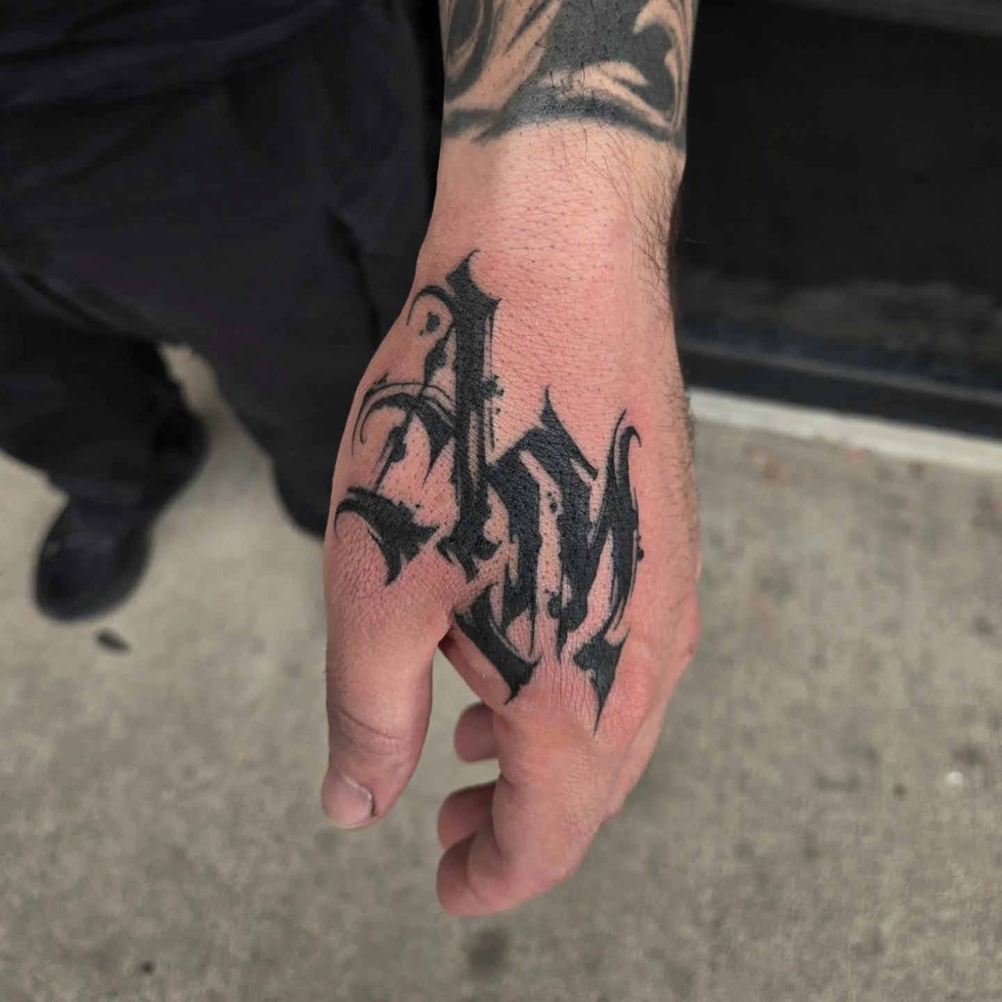 Some freehand initials i did this week, "AM" 
In a bush stroke calligraphy style. It's always one of my favorite styles to tattoo.
I have an opening this upcoming Thursday and more the following week and booking may. Dm me here or email me 
