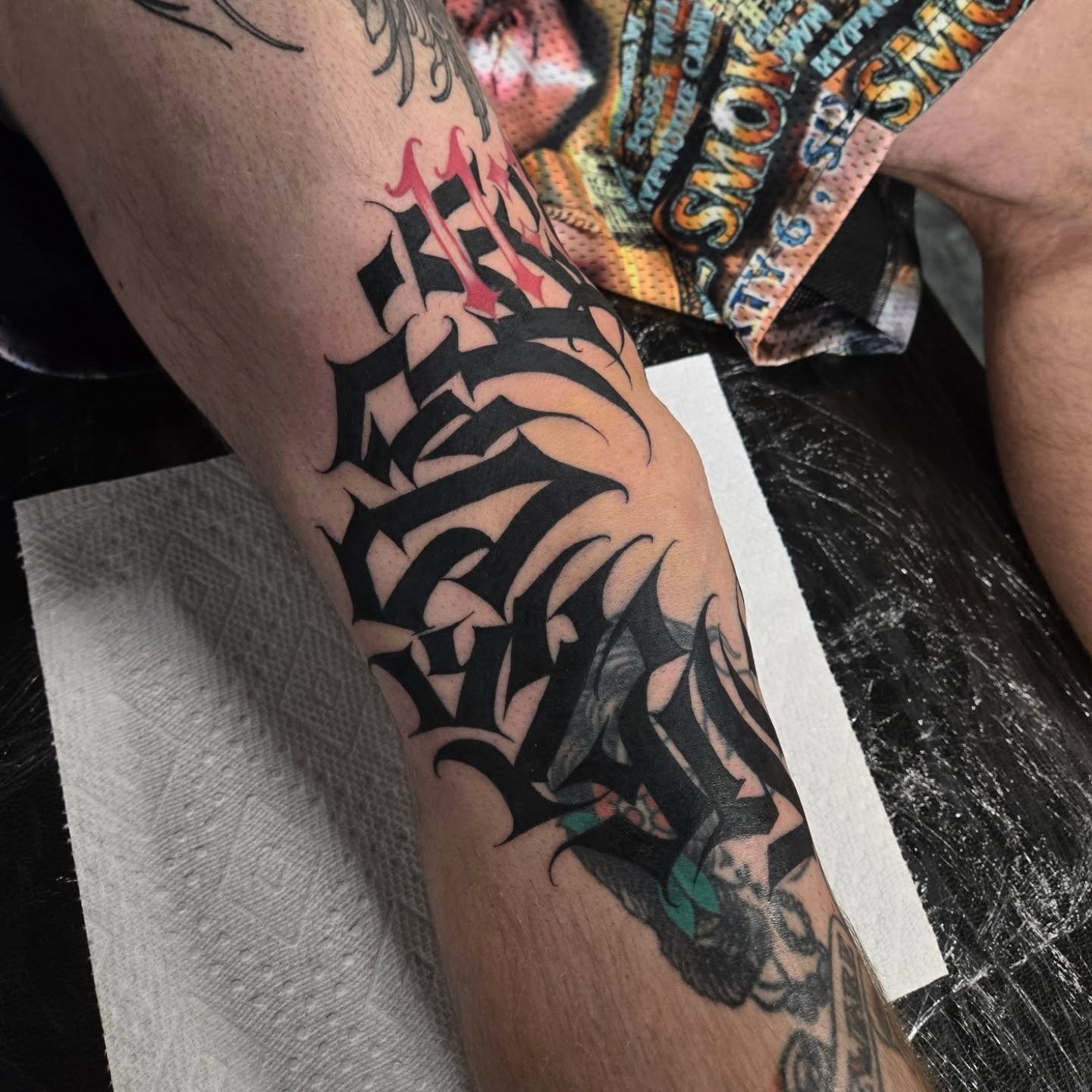 Another one of these calligraphy knees, I never get tired of doing these 🤘🏼 
Im always booking appointments, for denver and I still have openings for new york next month! Dm me or email me at Aaron@diaztattoos.com to book an appointment 📅