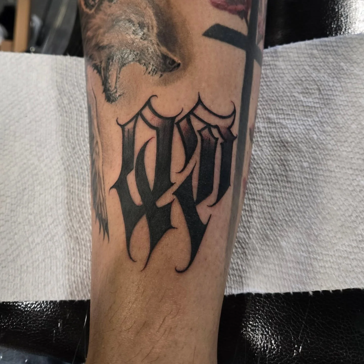 "QT" freehand filler tattoo, thanks again Quinton for coming down and letting me add to your collection 🤘🏼
Im always booking appointments, dm me here or email me at Aaron@diaztattoos.com i have some time tomorrow at 11am and friday at 11a