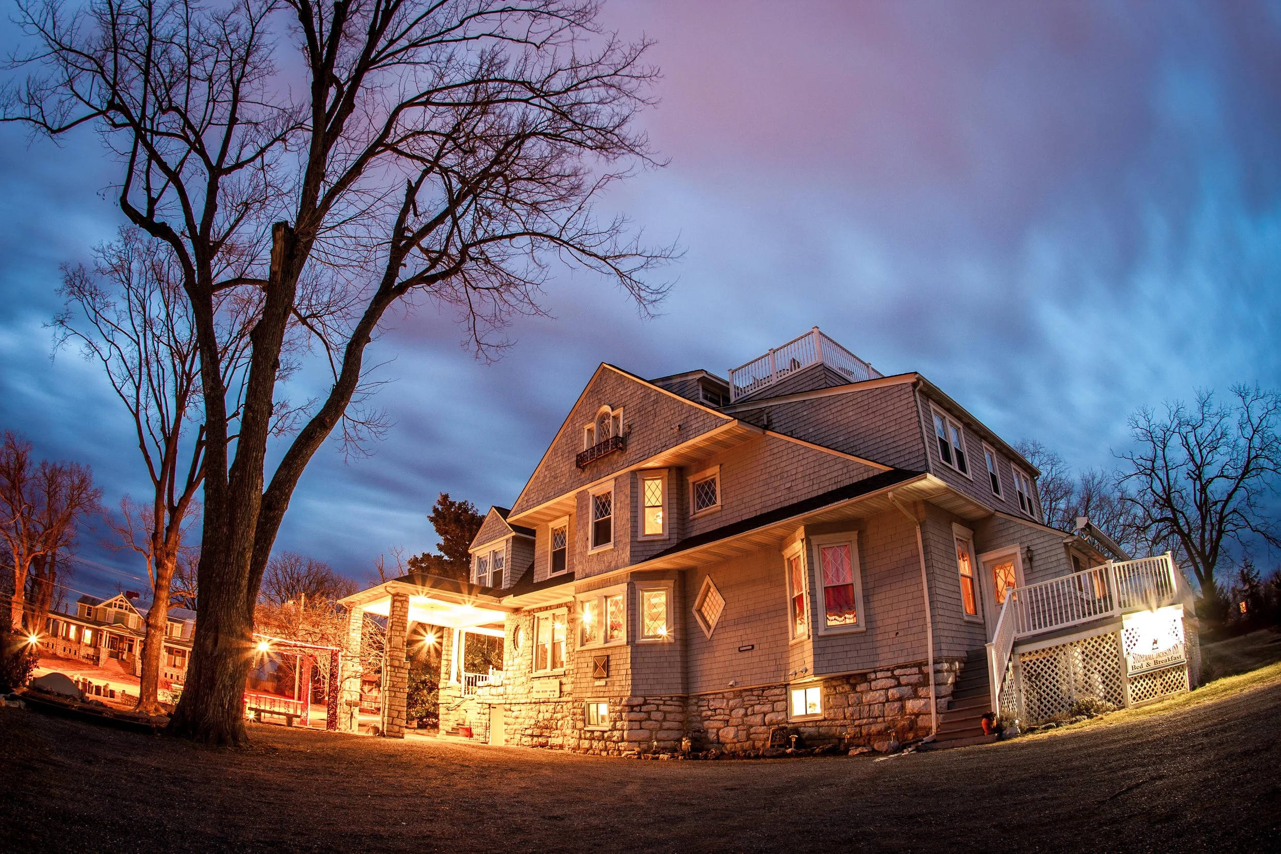 Friendly City Inn at Night.jpg