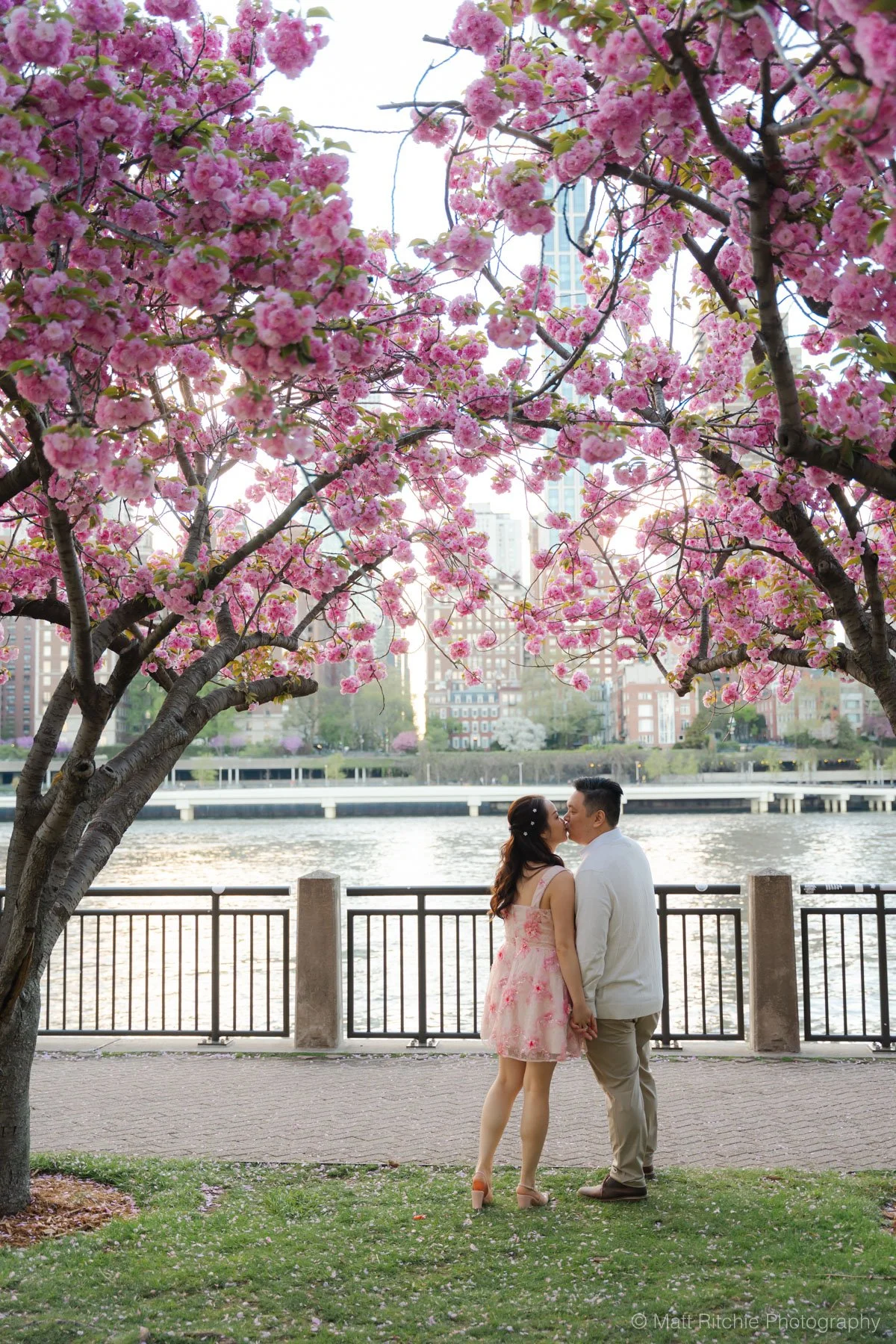 Roosevelt-Island-Engagement-Couple-MRP06660.jpg