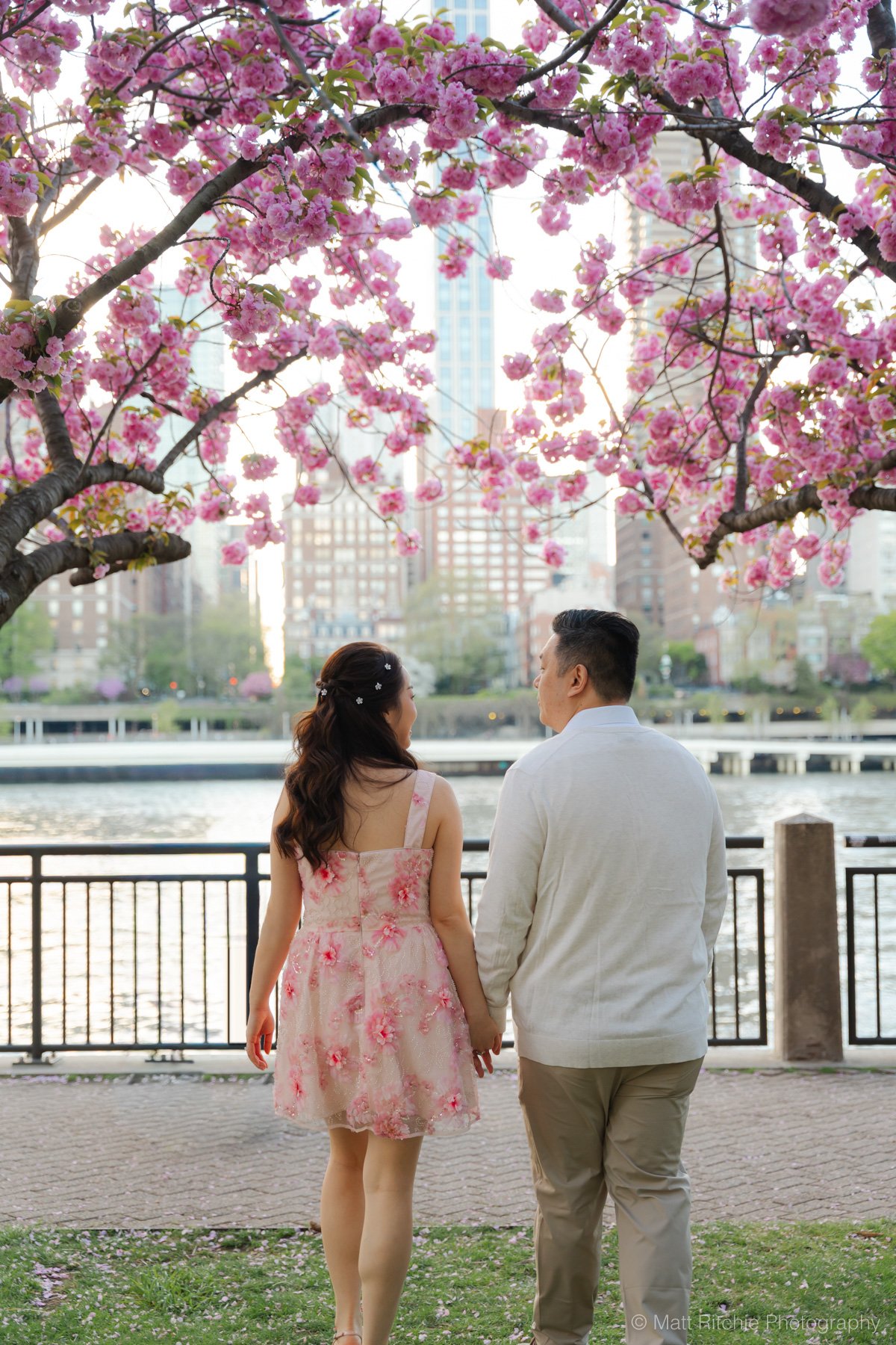 Roosevelt-Island-Engagement-Couple-MRP06649.jpg
