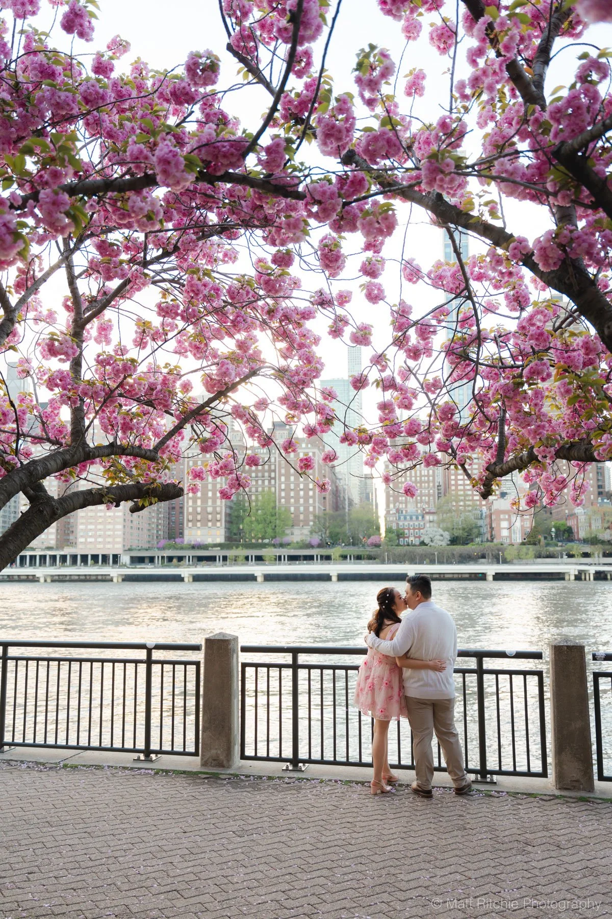 Roosevelt-Island-Engagement-Couple-MRP06689.jpg
