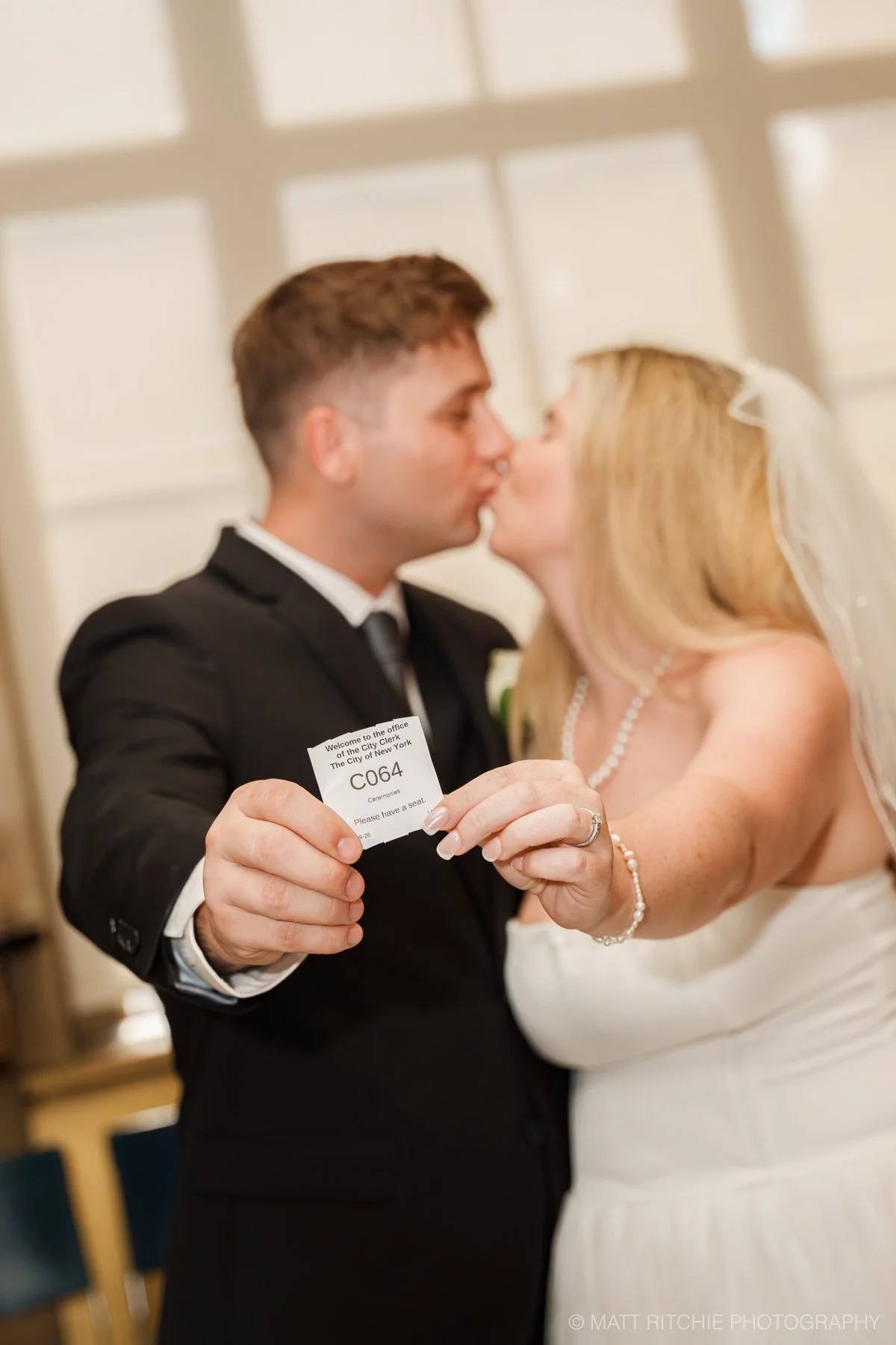 Couple kissing at the Manhattan City Hall