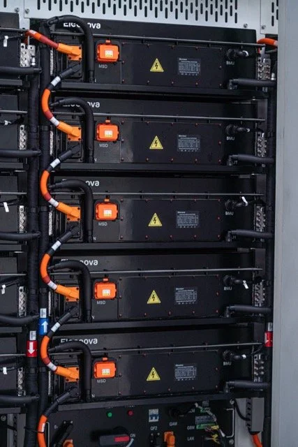 Server rack med flere enheter og kabler.