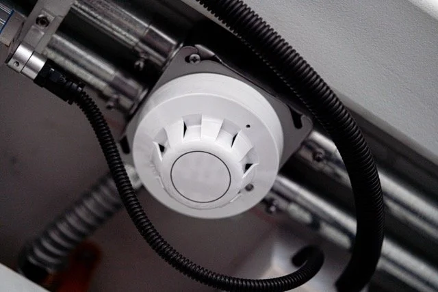 Nærbilde av en ventilasjons- eller Balansert ventilasjonsanlegg med tilkoblinger og kabler.