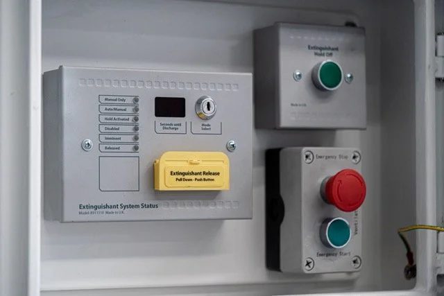 Elektrisk brannalarmsystem med nøkkelbryter, utløsningsknapp og statuslamper.