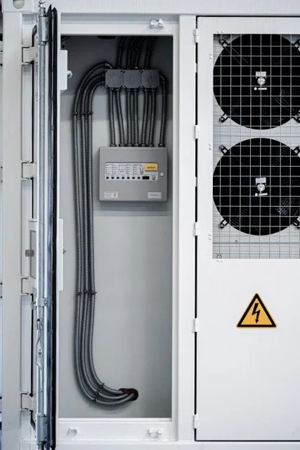 Elektrisk fordelingsskap med kontrollenhet og vifte.